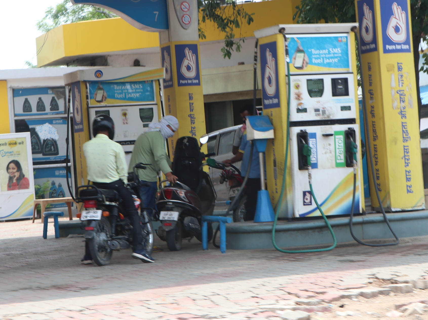 Varanasi में नई व्यवस्था के तहत दोपहर तक खुल रहीं दुकानें, कुछ प्रतिष्